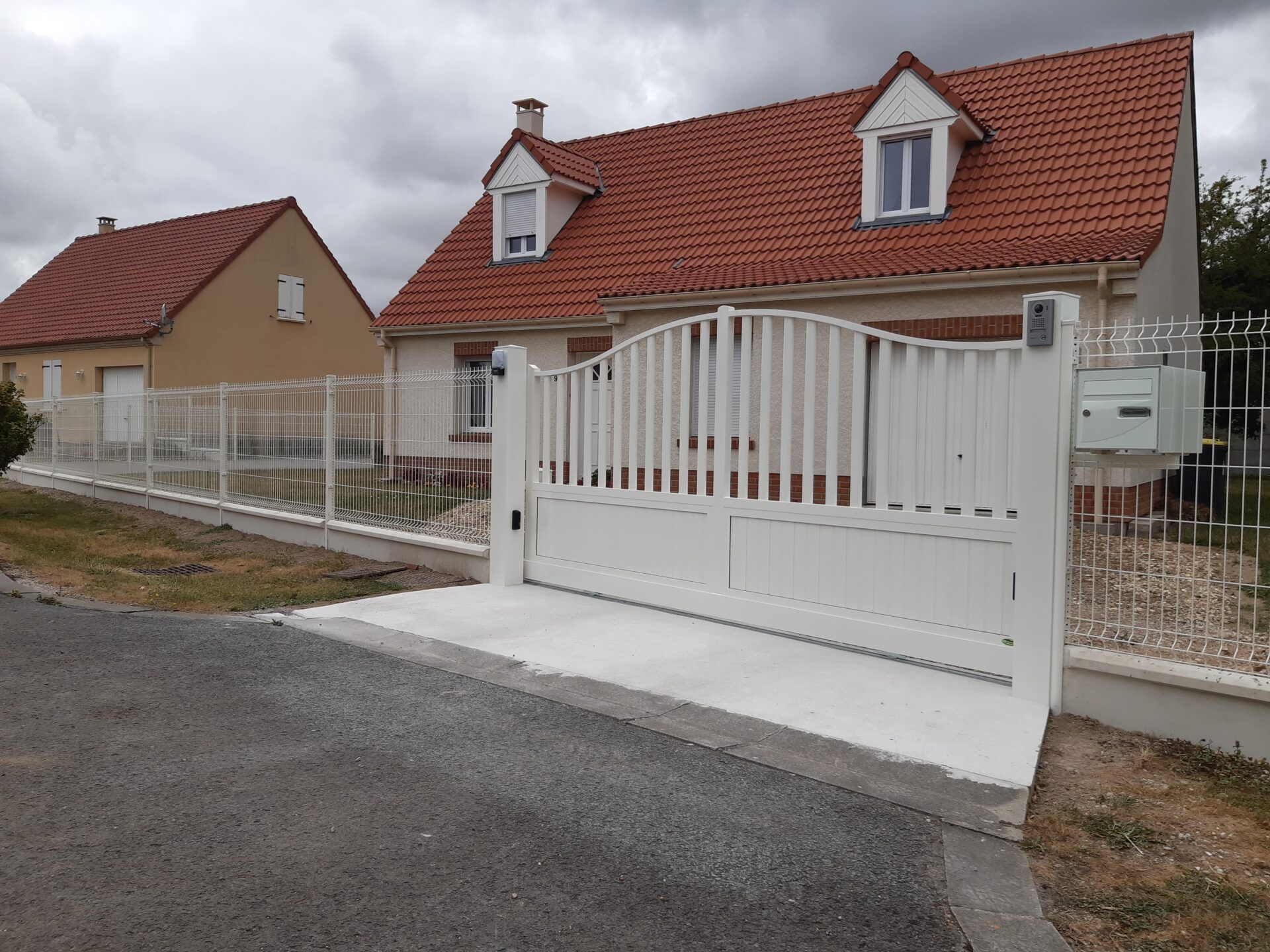 BOUTON D'OR COULISSANT - CLOTURE NYLOFOR AVEC PLAQUE BETON DE 25 CM