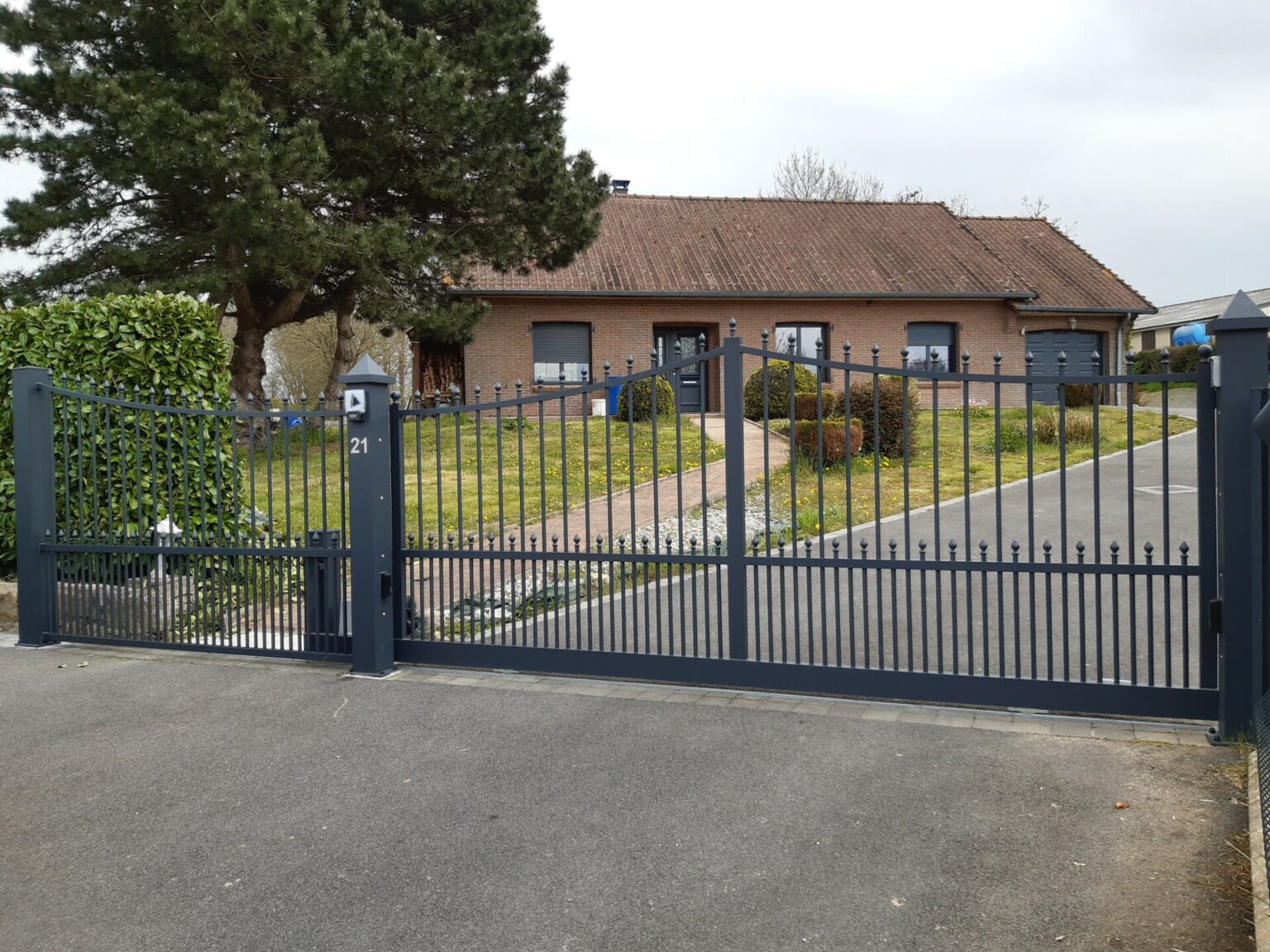 COULISSANT + GRILLE GRIS 7016 CHANTIER AVRIL 23