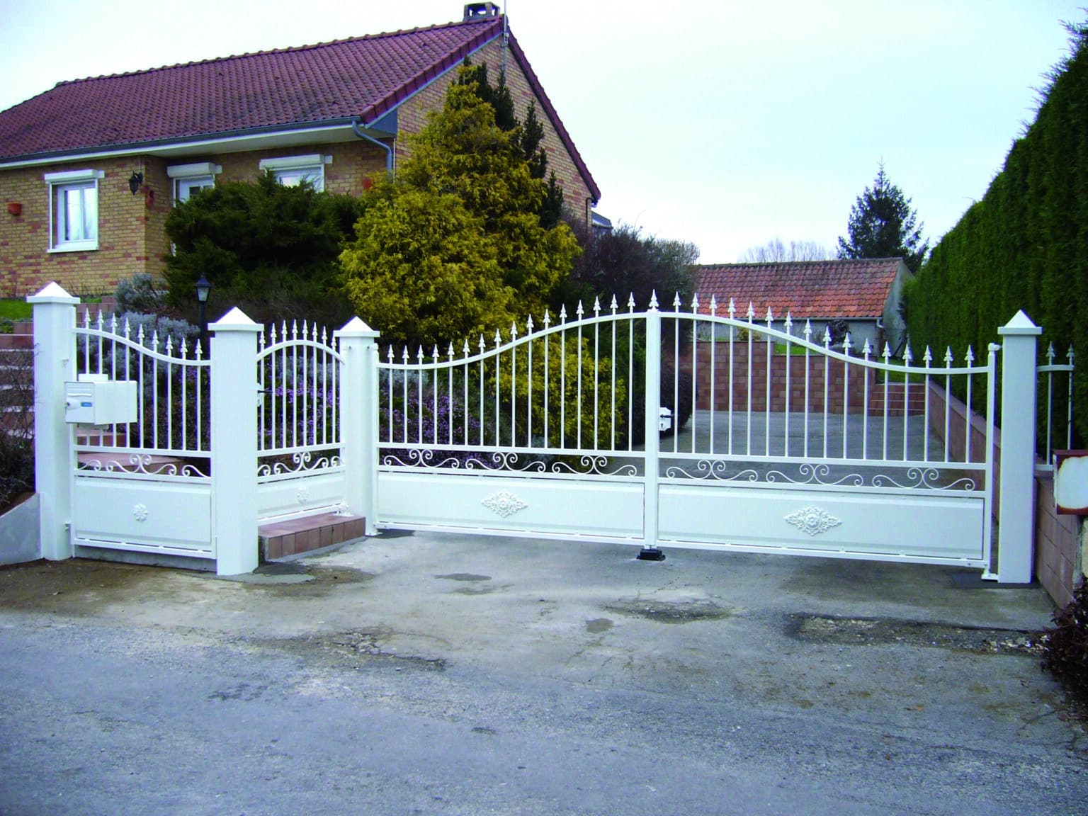 BRUYERE 2 BATTANTS AVEC SERRURE - GRILLE FIXE ET PORTILLON