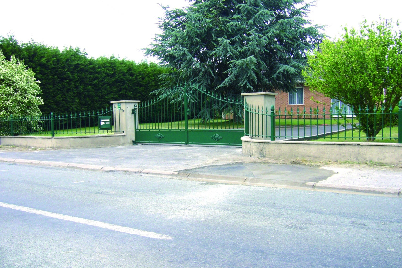 CAPUCINE 2 BATTANTS  AVEC SERRURE - GRILLES SUR MURET