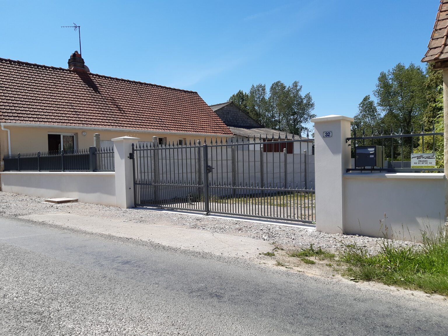 LILAS 2 BATTANTS AVEC SERRURE - GRILLE SUR MURET