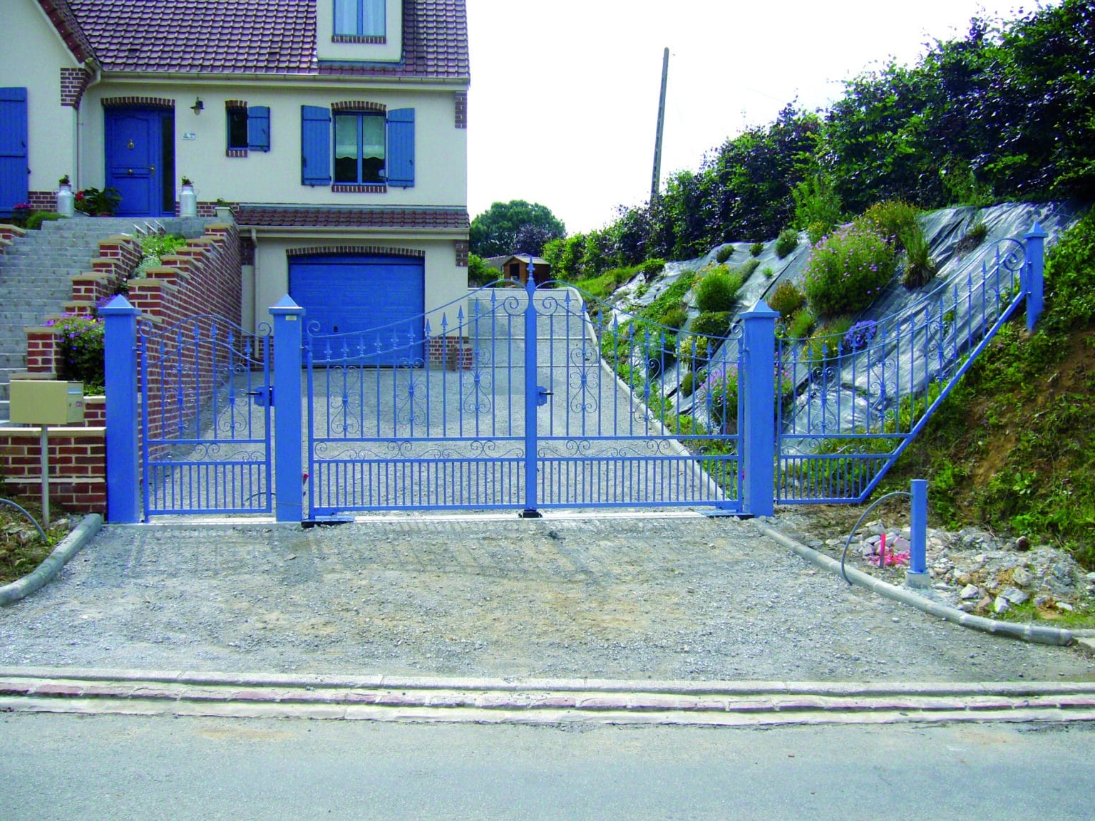 MUSCARI 2 BATTANTS - PORTILLON - POTEAUX CHAPEAUX POINTUS - GRILLE FIXE