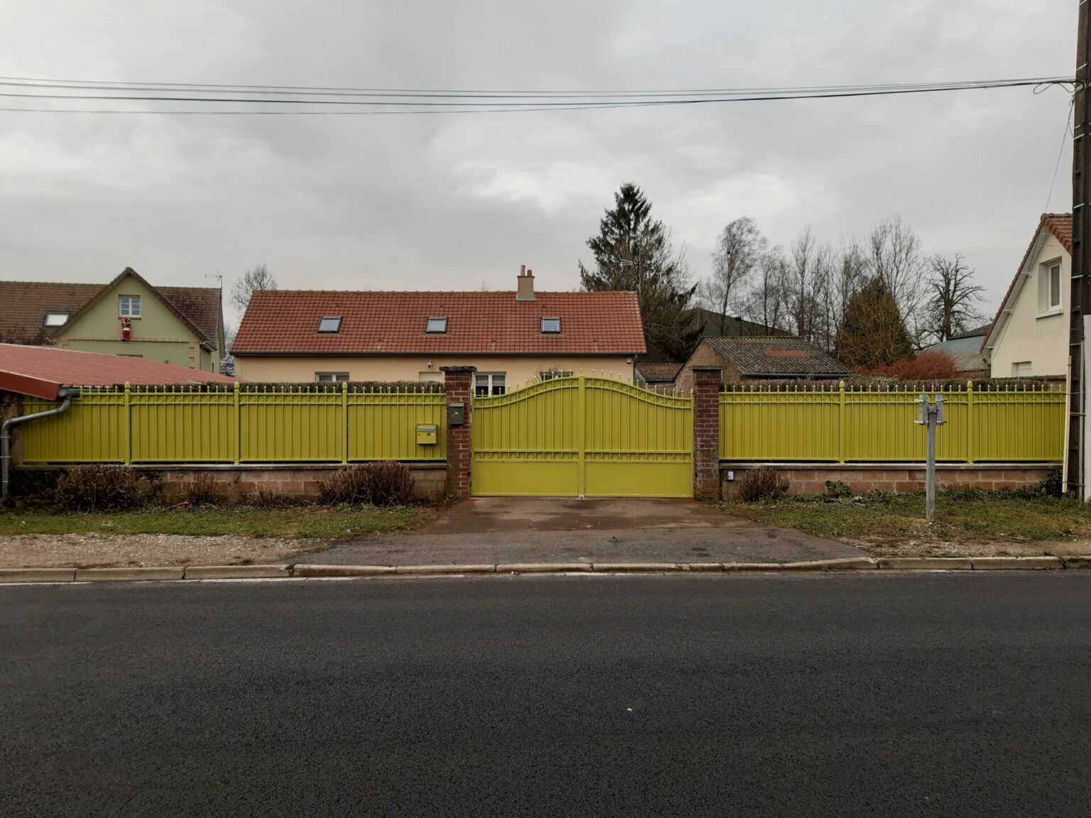 PERVENCHE 2 BATTANTS  FESTONNE - POINTES PAL 05 -GRILLES SUR MURET - COLORIS TIKAL 2525