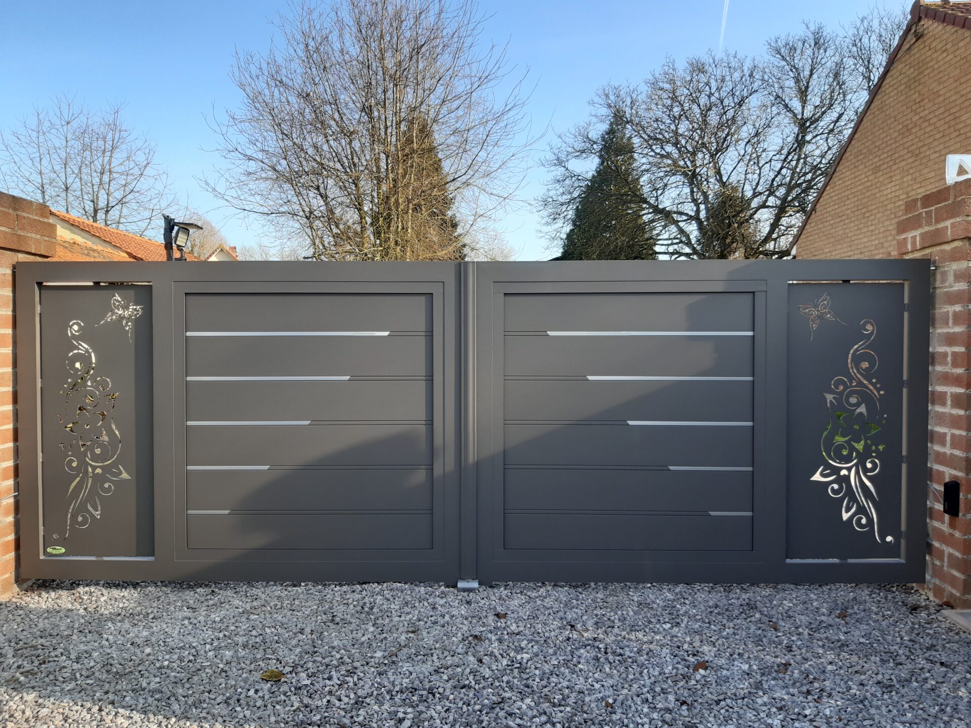 Chassis tube 80 x 50 - Tôle épaisseur 4 mm soudée sur le cadre avec découpe laser - Lame de 160 mm avec liseret