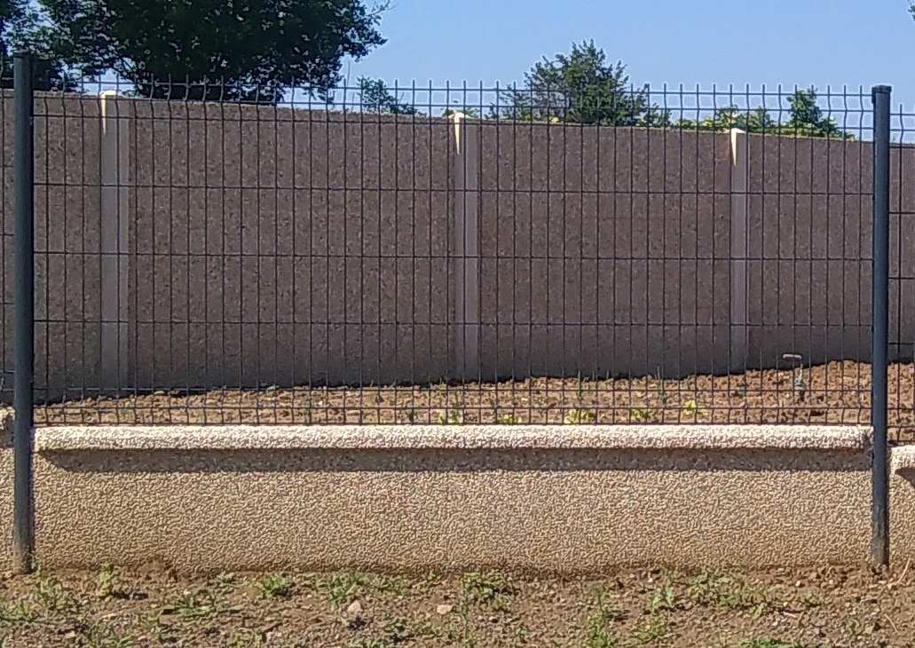 Panneaux de grillage rigide nylofor 3d avec plaque béton gravillons lavés sur le bas-1