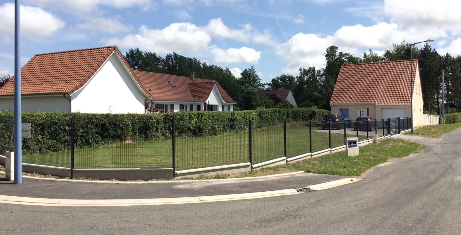 Panneaux de grillage rigide nylofor 3d avec plaque béton sur le bas-2