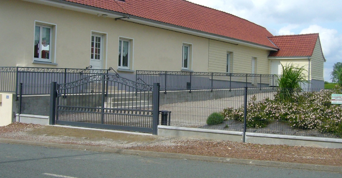 Panneaux de grillage rigide nylofor 3d avec plaque béton sur le bas-4