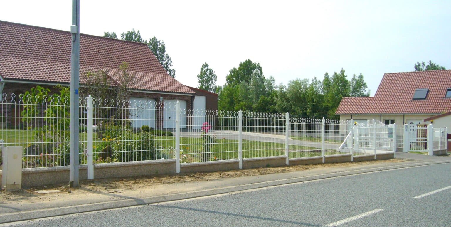 panneaux de grillage rigide decofor recto avec plaque béton sur le bas-1